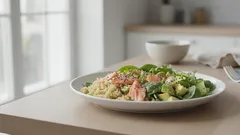 Zdravý teplý salát s lososem – vše, co potřebujete pro lehký oběd